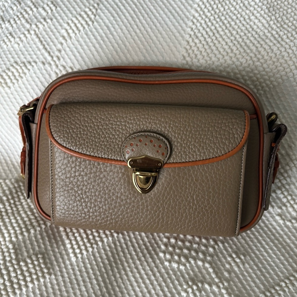 Rare Vintage Dooney and Bourke camera crossbody bag - Picture 2 of 16